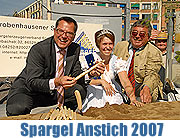 Spargel gibt es bereits überall: am 17.04. begann sie auch offiziell in München mit Anstich auf dem Viktualienmarkt: Die Spargelzeit (Foto: Ingrid Grossmann))